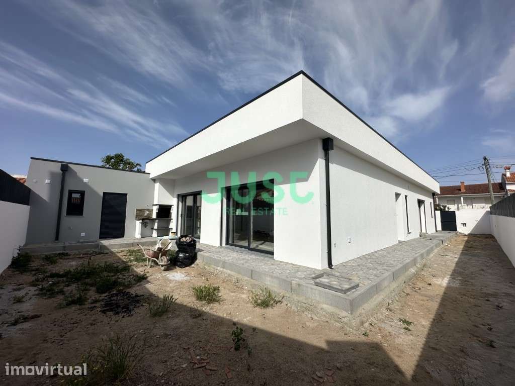Moradia térrea, isolada, T3 + 1 na Quinta das Laranjeiras em Fernão... - Grande imagem: 2/23