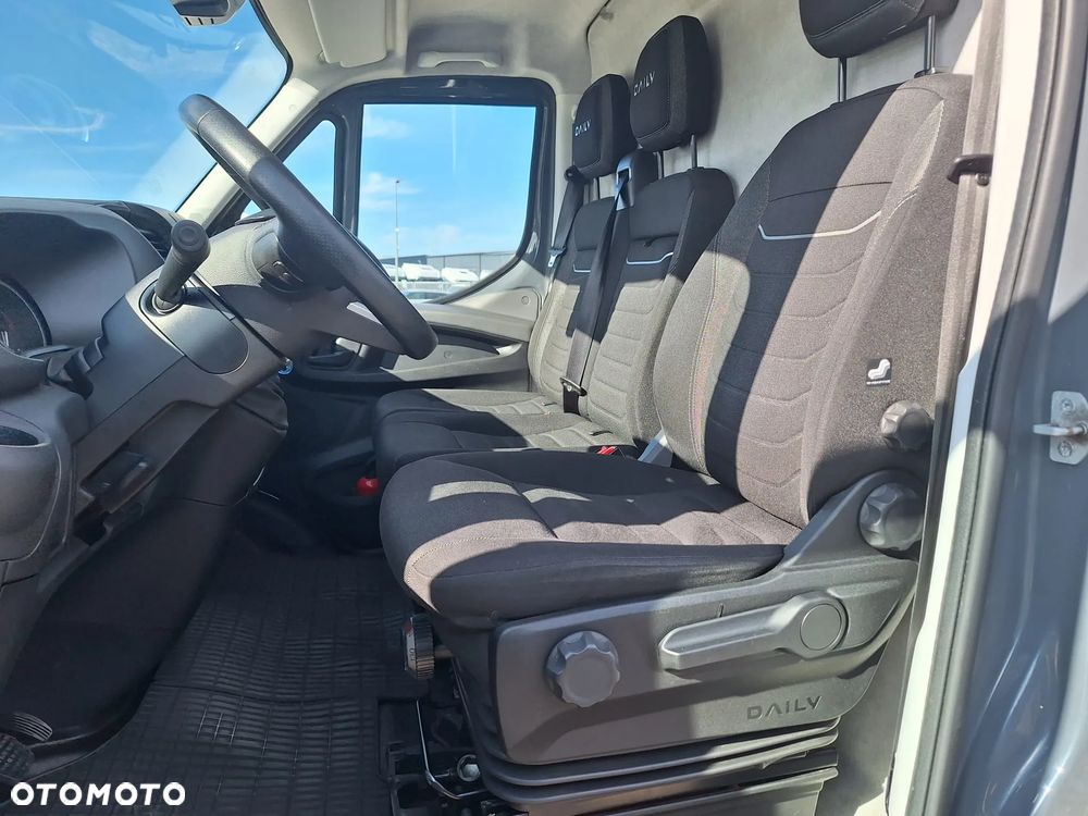 Iveco Daily 35S18 HiMatic furgon 16m blaszak automat FV23% MAXI - 9