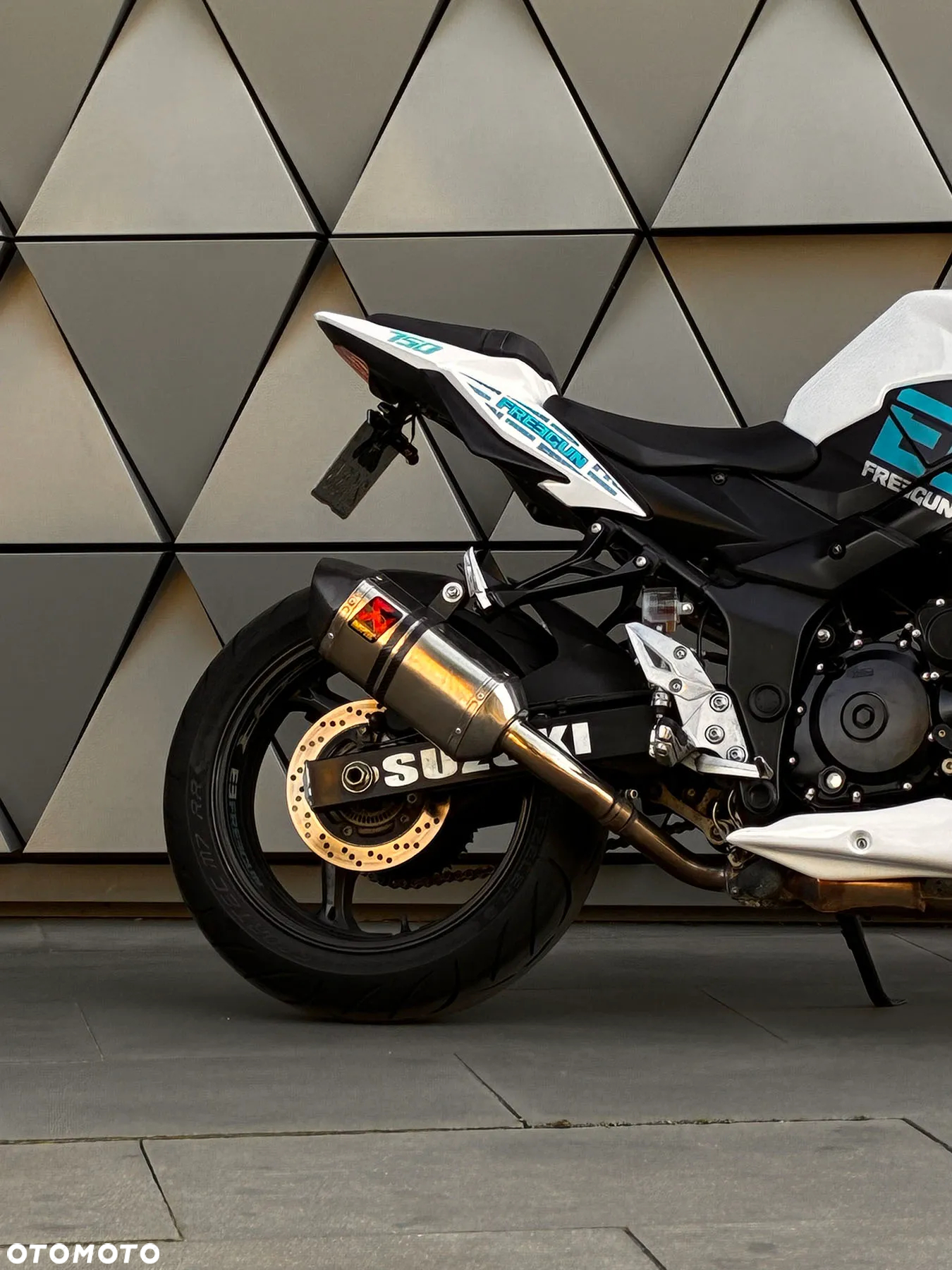 Suzuki GSR - 4