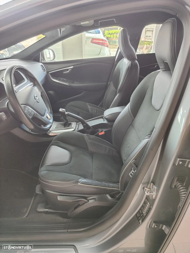 Volvo V40 2.0 D3 R-Design - 16