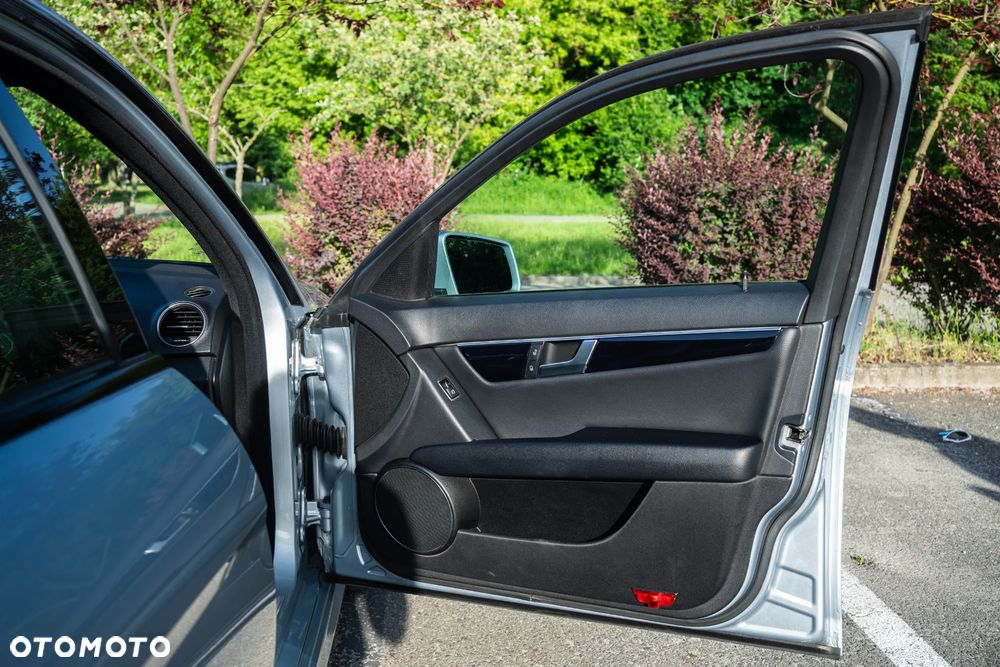 Mercedes-Benz Klasa C 350 BlueEff 4-Matic Avantgarde - 17
