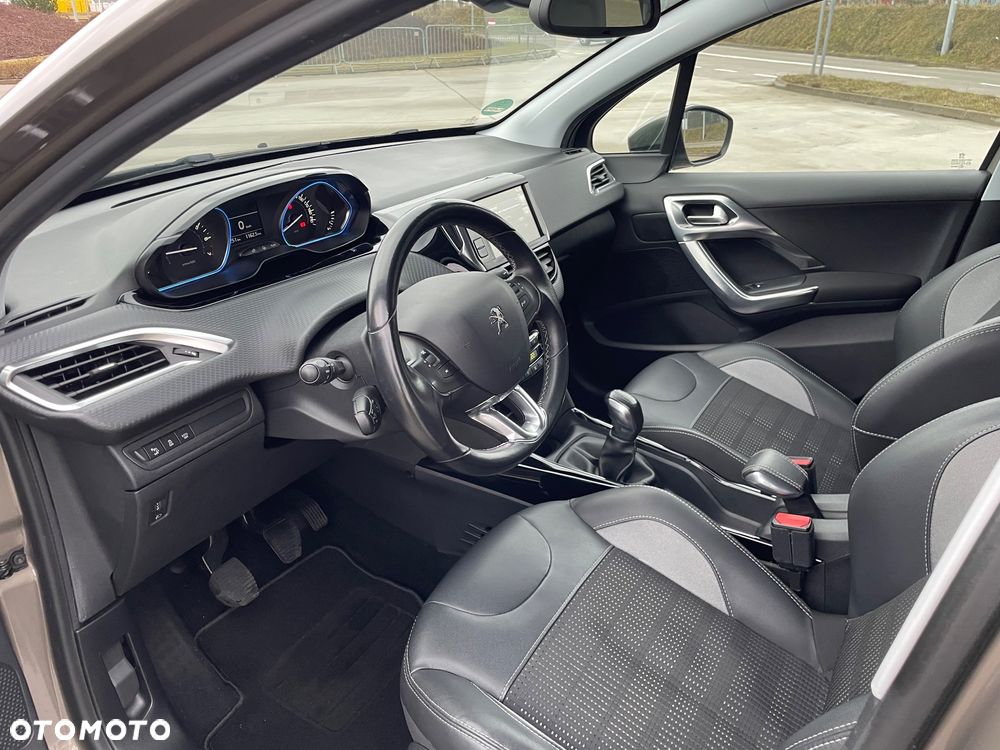 Peugeot 2008 1.2 Pure Tech Allure S&S - 11