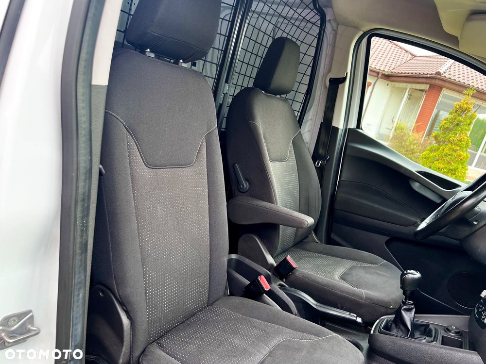 Ford Transit Courier - 21