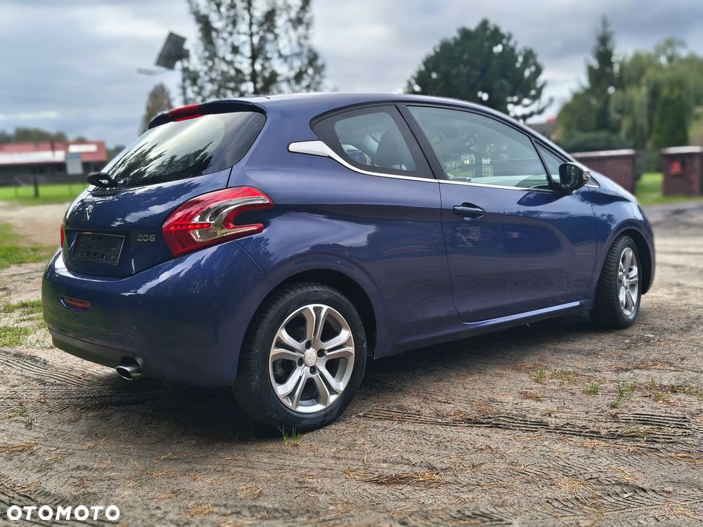 Peugeot 208 - 8