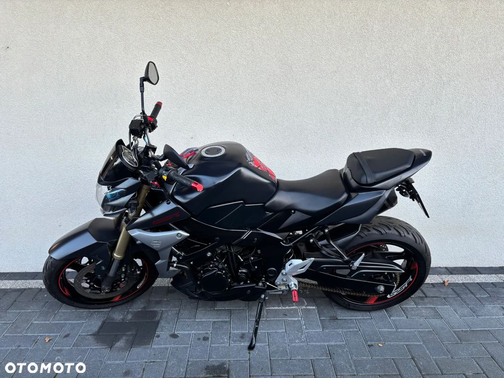 Suzuki GSR - 2