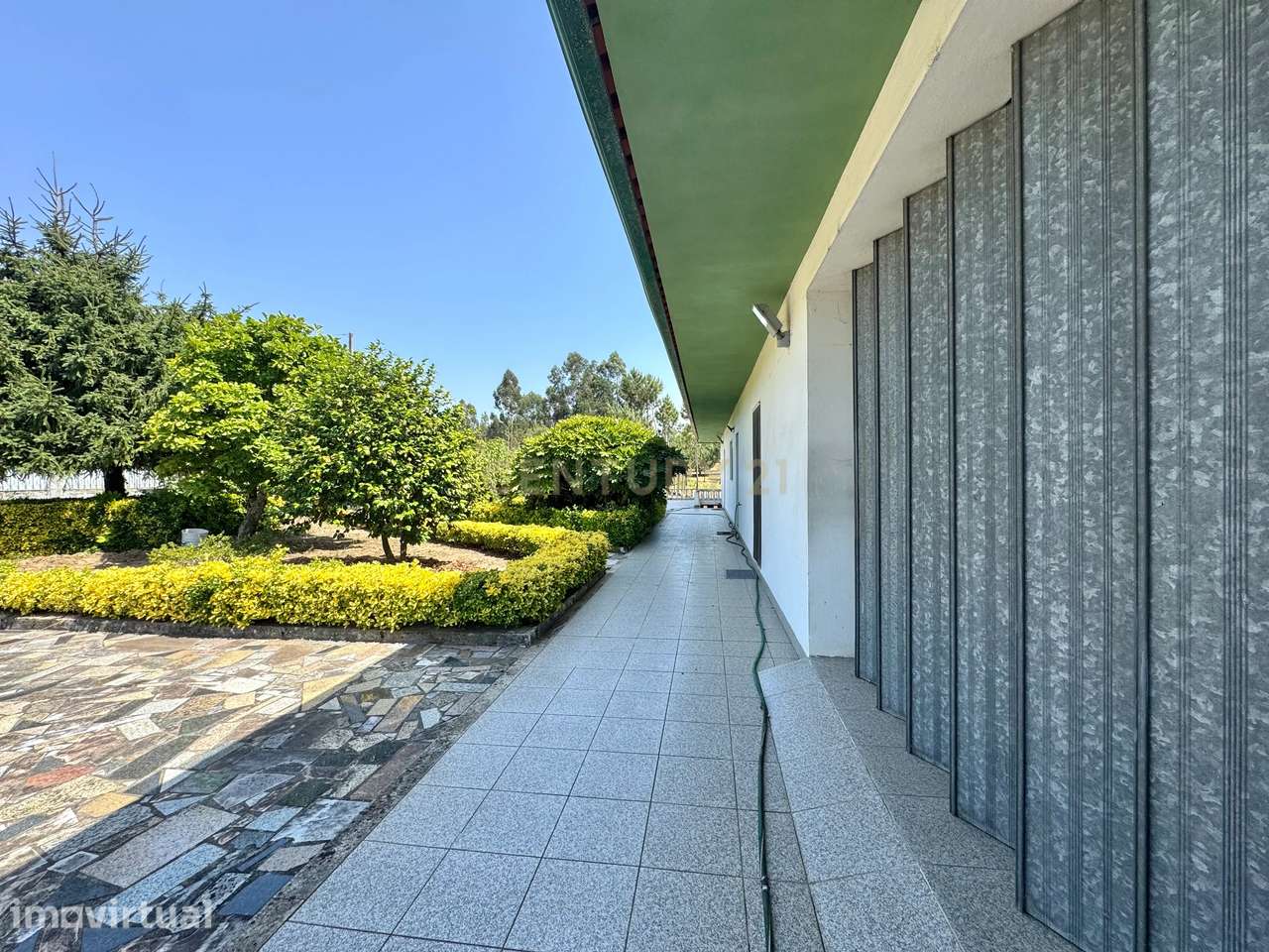 Moradia familiar ou bifamiliar com jardim e terreno em Aguiar de Sousa - Grande imagem: 2/37