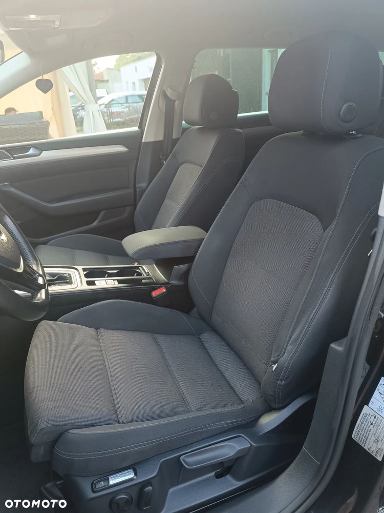 Volkswagen Passat - 11