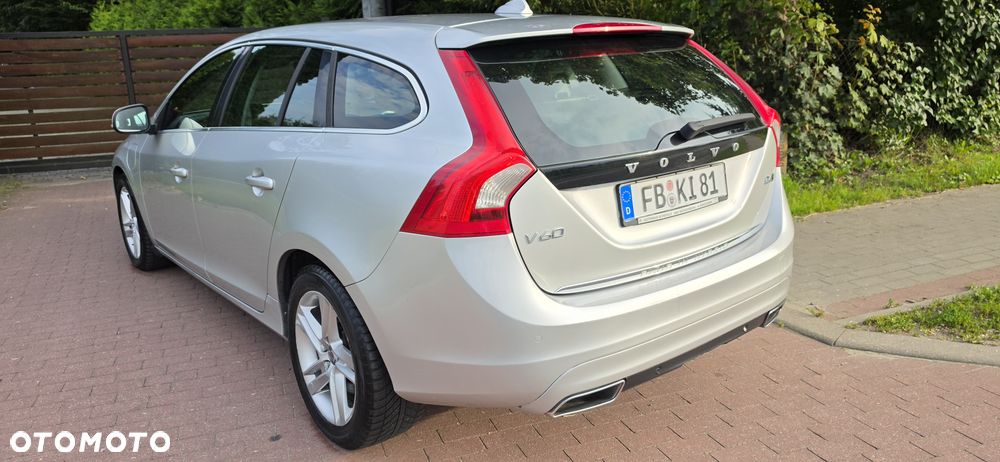 Volvo V60 D5 AWD R-Design Momentum - 3