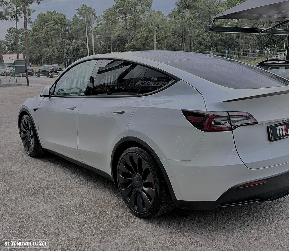 Tesla Model Y Performance Dual Motor AWD - 11