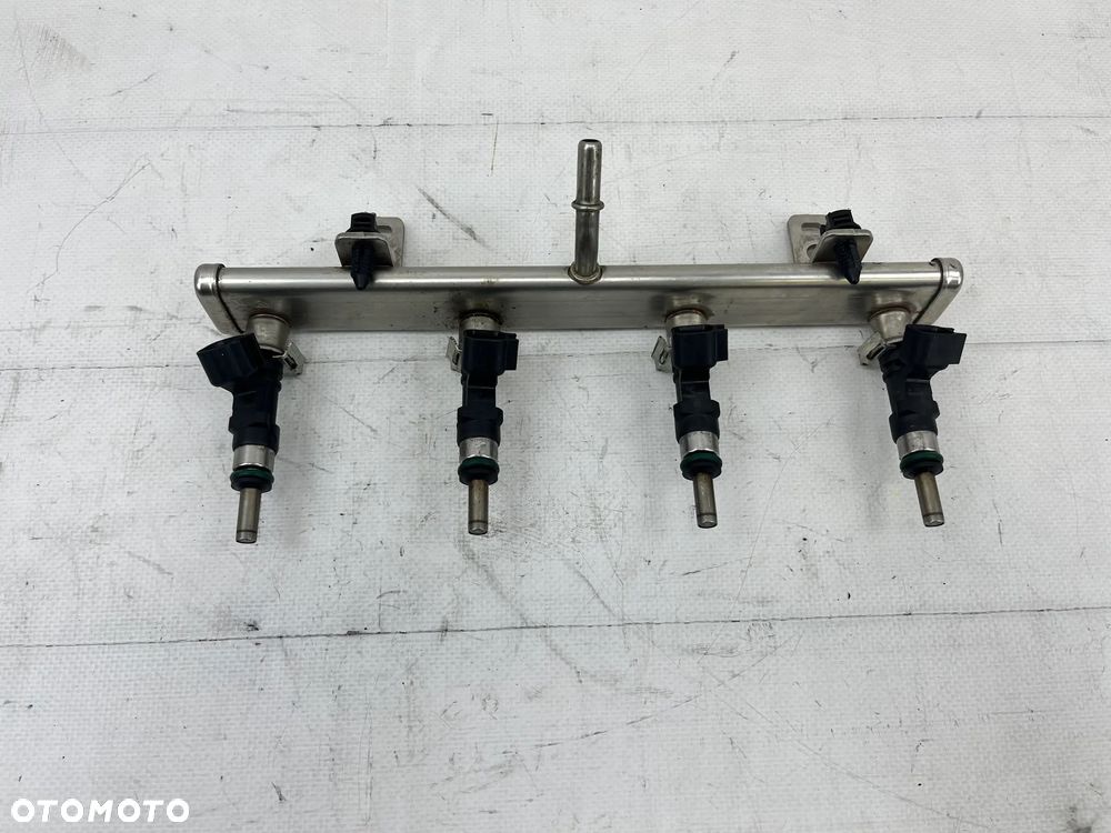 Listwa wtryskowa Fiat 500 1.4 MultiAir USA 04627177AB - 1