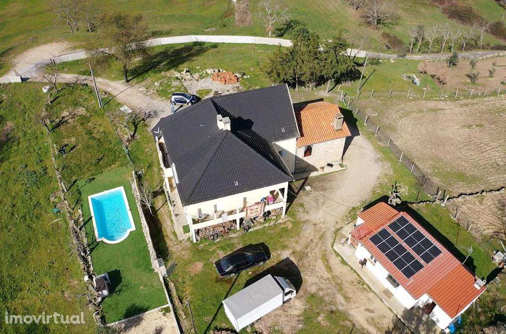 Vende-se Quinta com 3 Moradias - Grande imagem: 2/19