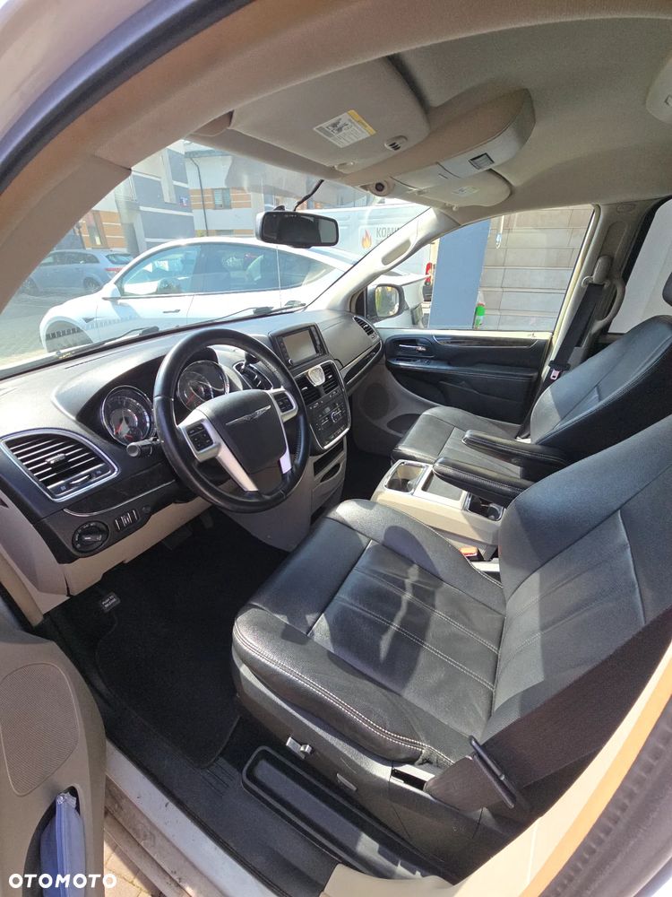 Chrysler Town & Country - 8