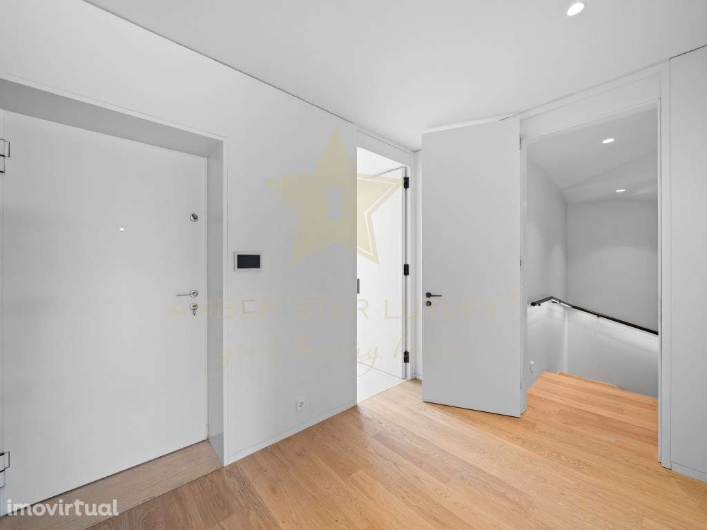 Moradia T3 Duplex com Jardim, Varanda e Garagem em Condomínio Priva... - Grande imagem: 2/36