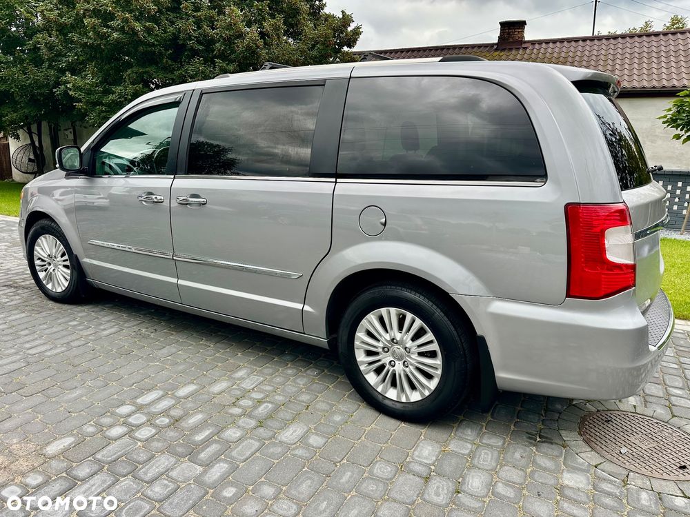 Chrysler Town & Country 3.6 Limited - 10