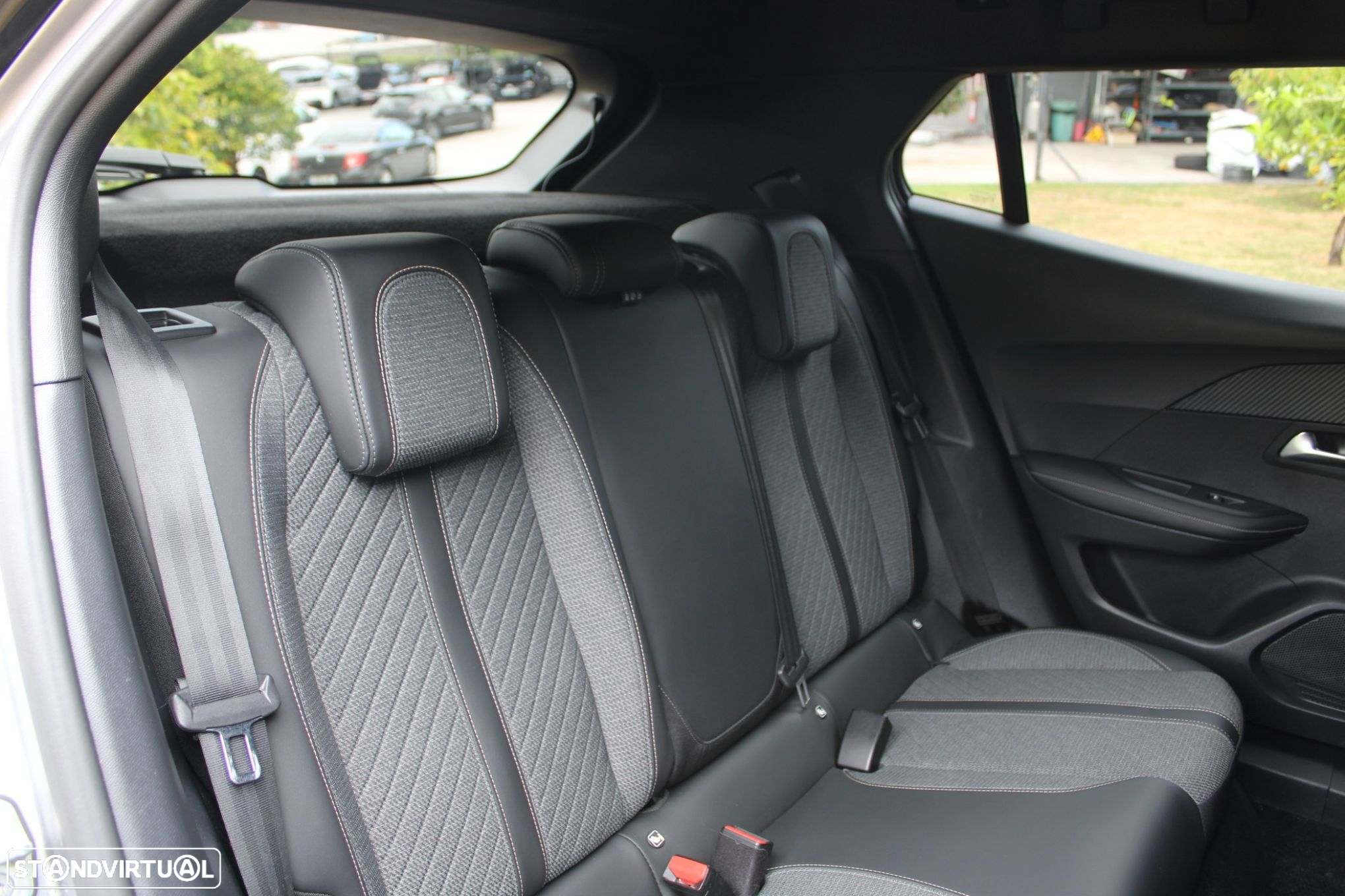 Peugeot 2008 1.2 PureTech Allure Pack - 23