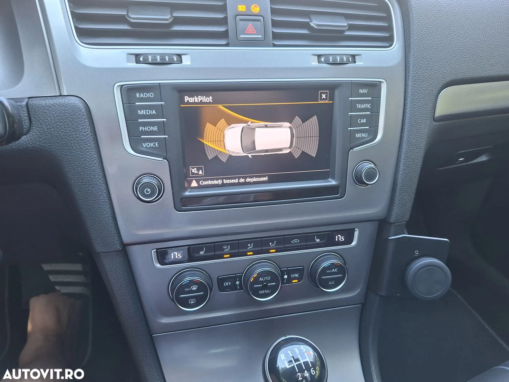 Volkswagen Golf 2.0 TDI BlueMotion Technology Lounge - 8