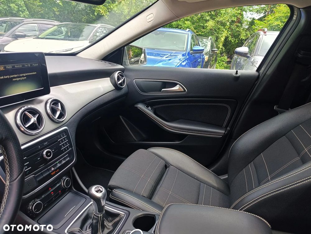 Mercedes-Benz GLA 180 Urban - 33