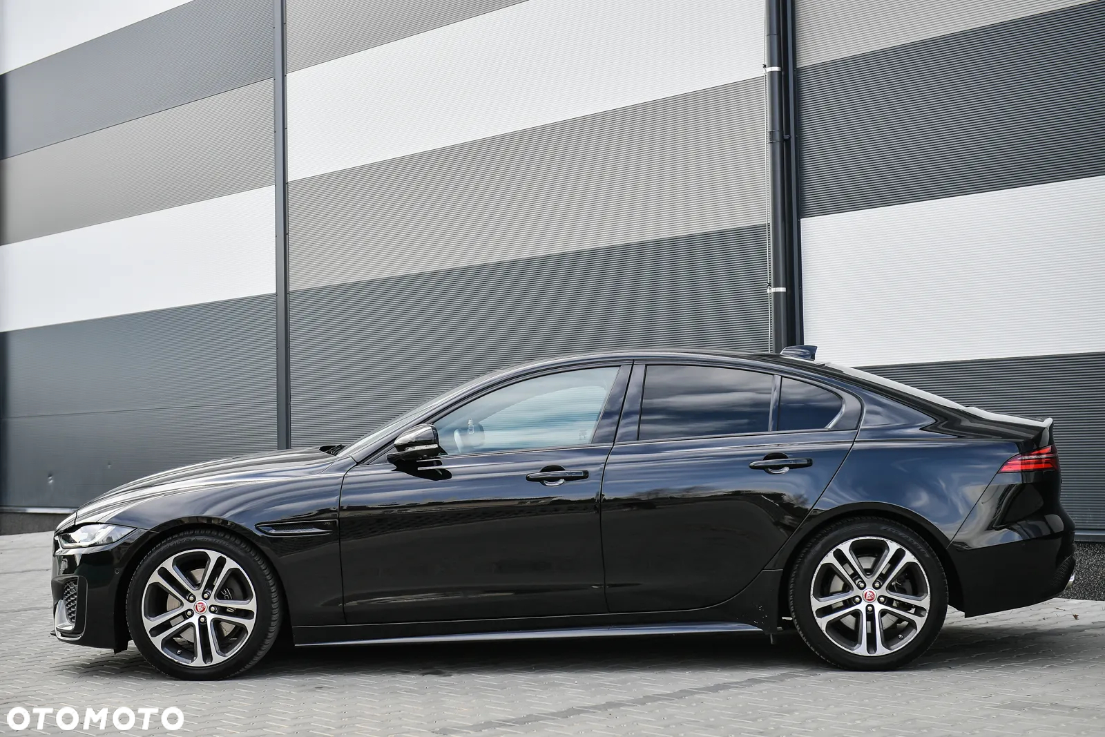 Jaguar XE 2.0 D180 R-Dynamic S - 3
