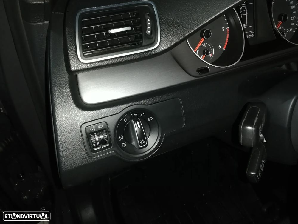 VW Passat Variant 1.6 TDI DPF BlueMotion Highline - 15