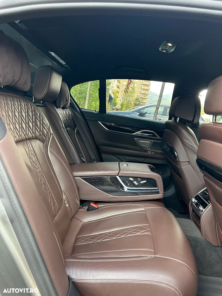 BMW Seria 7 745e - 33