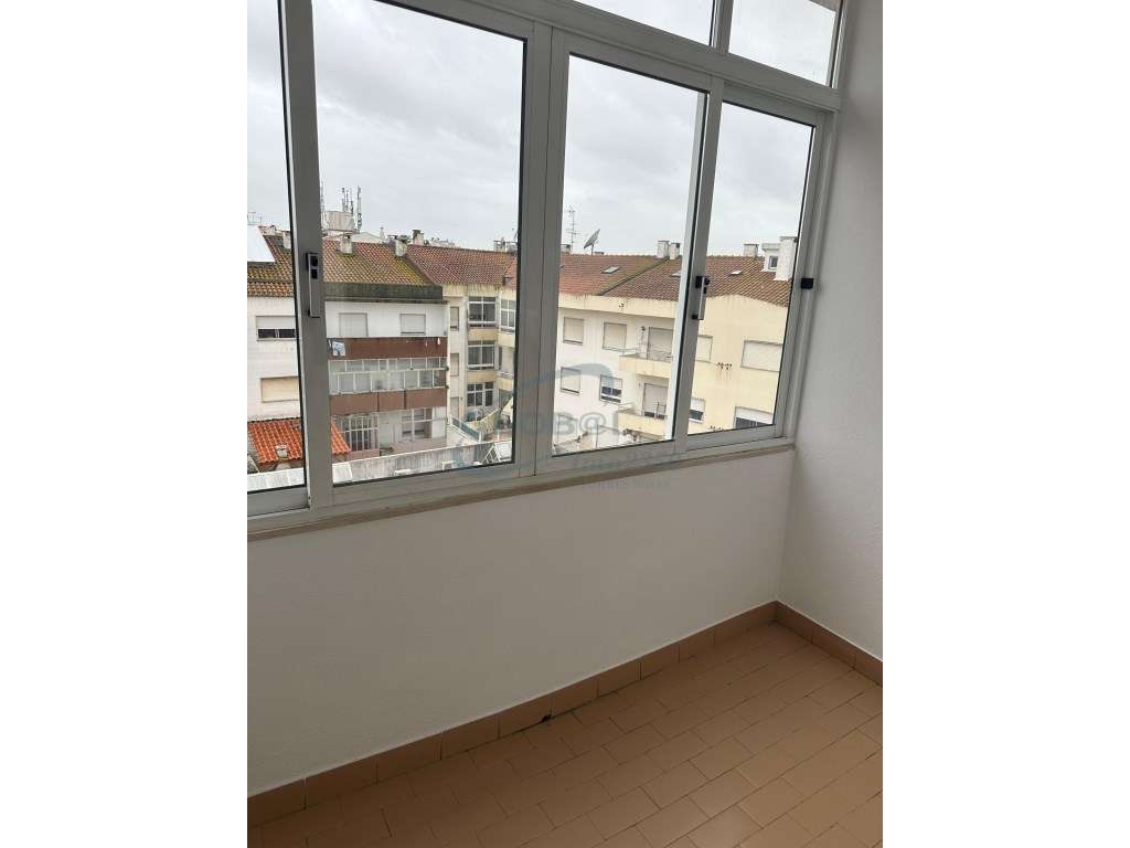 Apartamento t3 com garagem e sótão no centro do Entroncamento - Grande imagem: 4/16