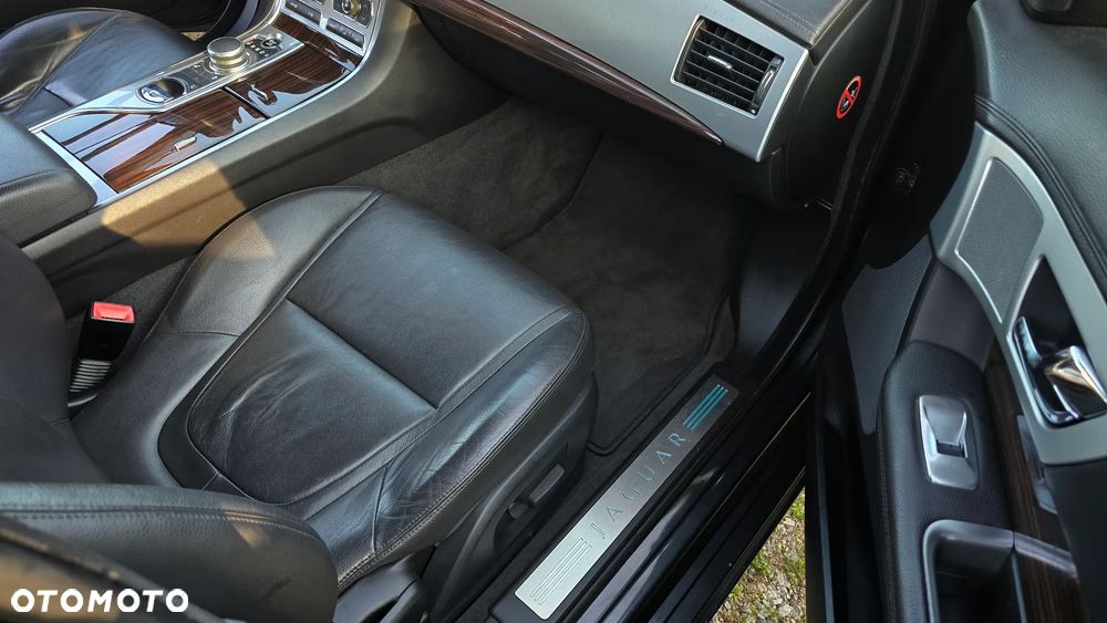 Jaguar XF 2.2 D Premium Luxury - 32