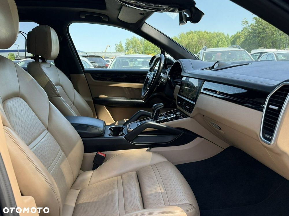 Porsche Cayenne - 21