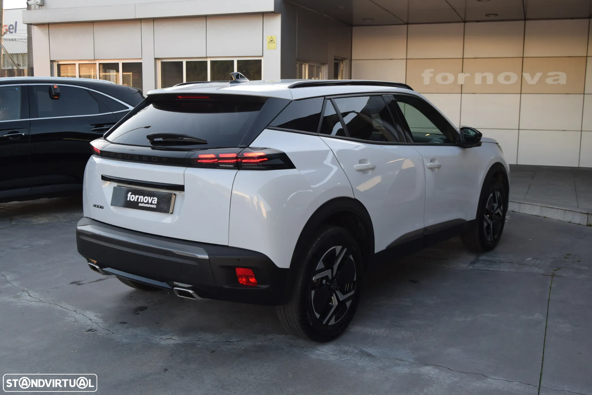Peugeot 2008 1.2 PureTech Allure Pack EAT8 - 4