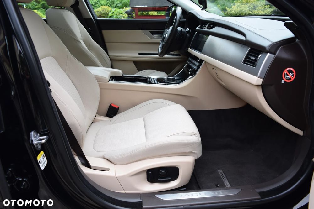 Jaguar XF 20d Prestige - 12