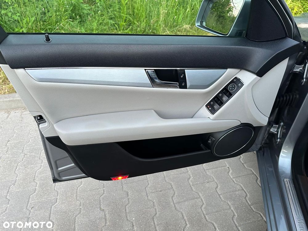 Mercedes-Benz Klasa C 180 Kompressor BlueEFFICIENCY Avantgarde - 30