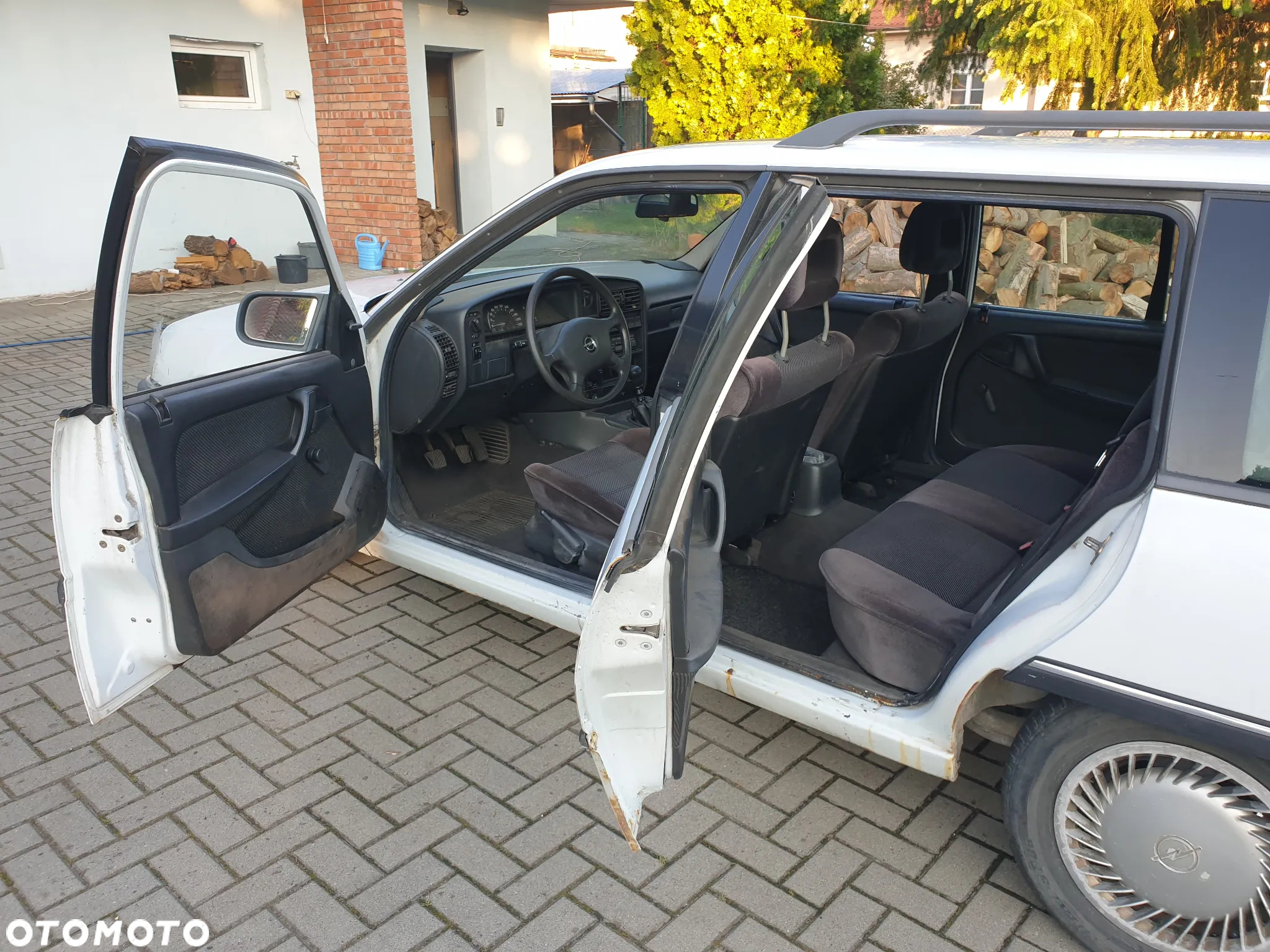 Opel Omega Kombi 2.0i LS - 15