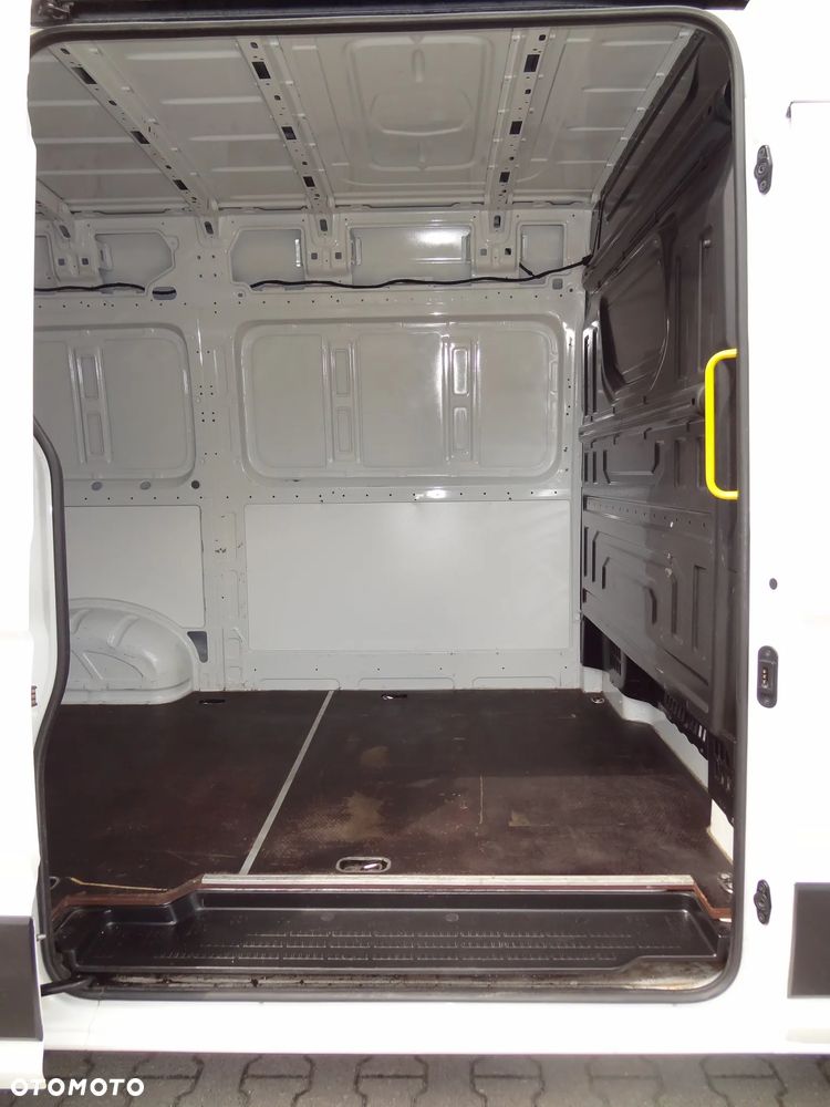 Volkswagen Crafter 2 L2H2 Furgon 35 Średni - 15