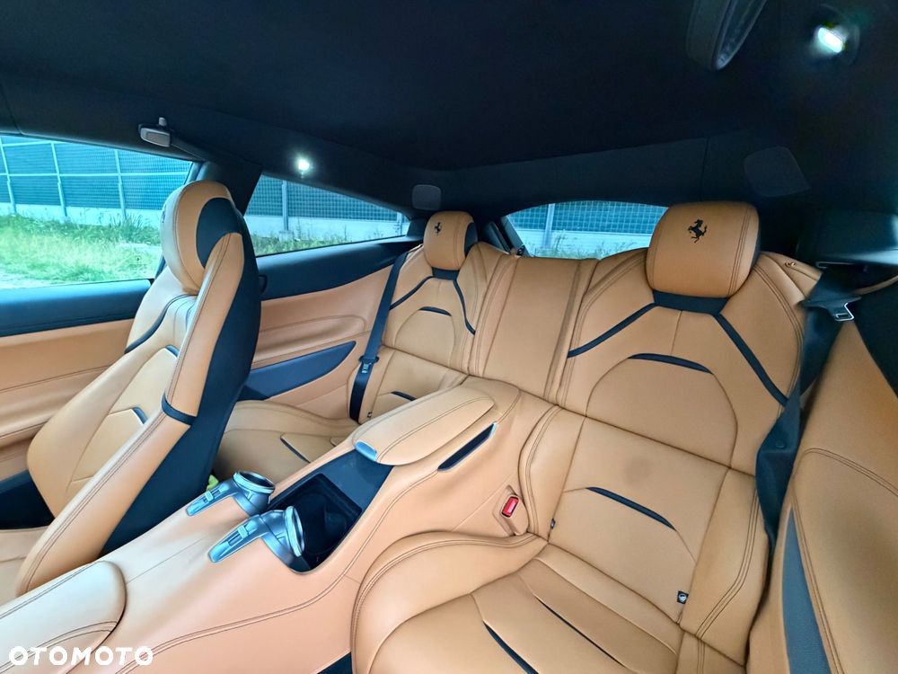 Ferrari GTC4Lusso - 24