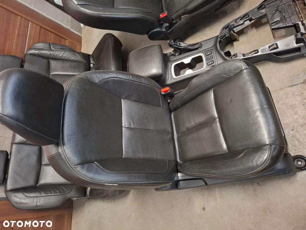 Fotele przód (kierowcy elektryczny) kanapa tył komplet skóra Nissan Navara D23 Rok 2017 podgrzewane podłokietnik tunel - 3