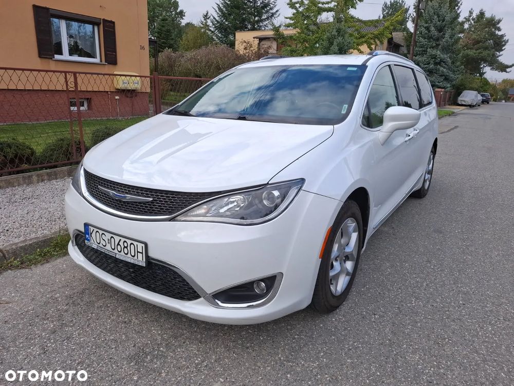 Chrysler Pacifica - 1