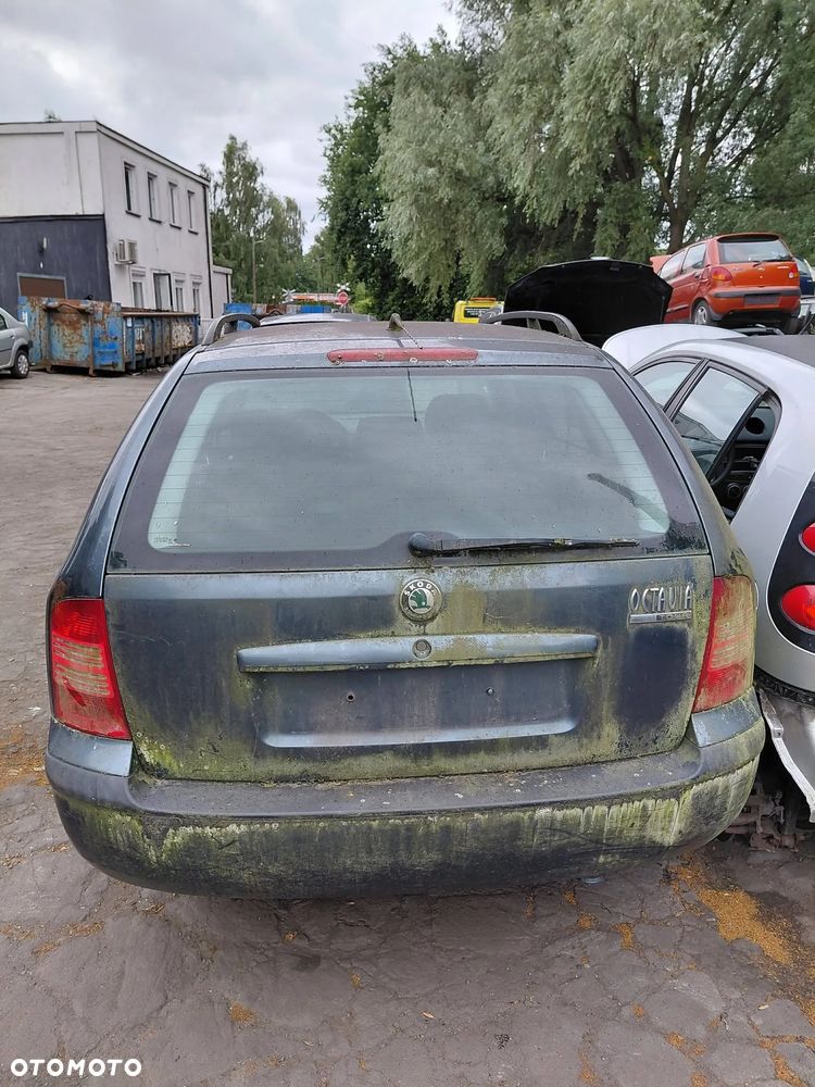 Na części: Skoda Octavia kod lakieru:9901 Rok 2006 Pojemność 1595 Moc 75 kw Benzyna - 5