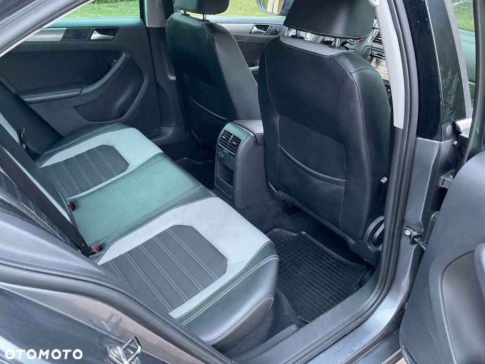 Volkswagen Jetta 1.6 TDI Highline - 12