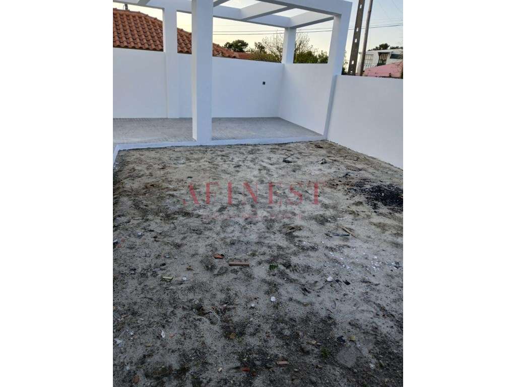 Moradia T3+1 com Excelentes Áreas e Espaço Exterior | Fernão Ferro - Grande imagem: 3/20