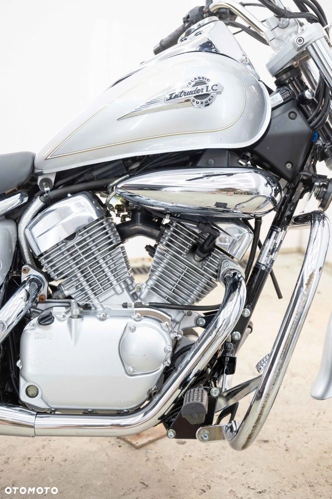 Suzuki Intruder - 12