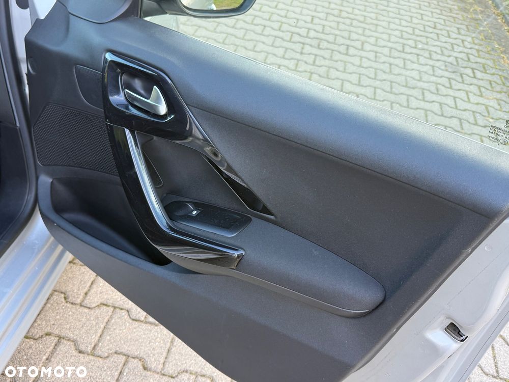 Peugeot 208 - 16