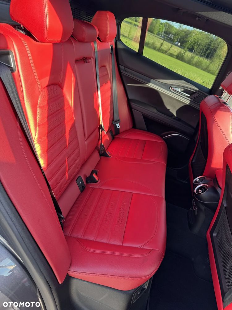 Alfa Romeo Stelvio - 12
