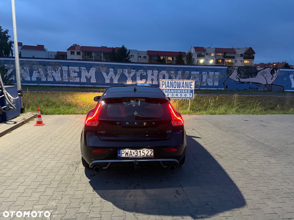 Volvo V40 D2 R-Design - 3