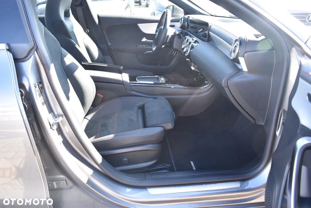 Mercedes-Benz CLA 200 7G-DCT - 17