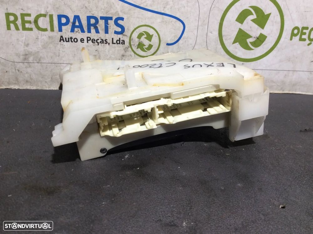 Caixa de fusíveis Lexus CT200 H - 2
