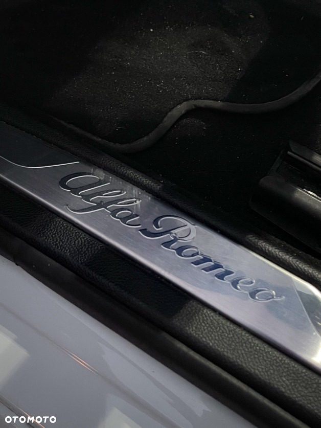 Alfa Romeo Giulia ver-2-0-turbo-16v-at8--q4-ti - 12