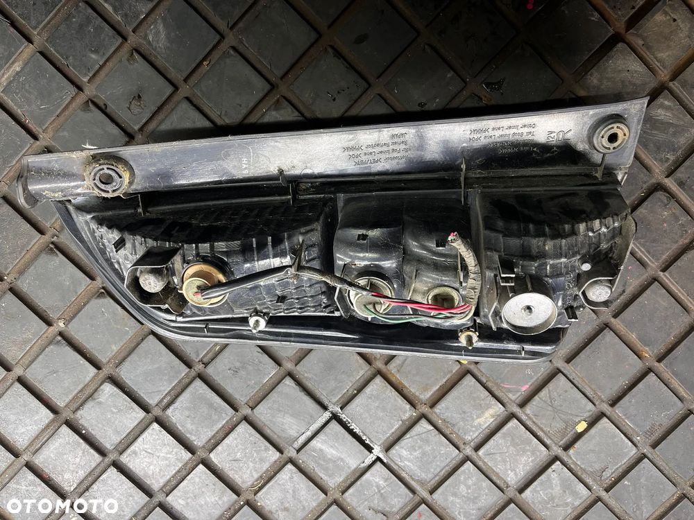 DAIHATSU SIRION SUBARU JUSTY 07-10 LAMPA PRAWA TYLNA 220-51762 EUROPA POSIADAM 2 SZT - 2