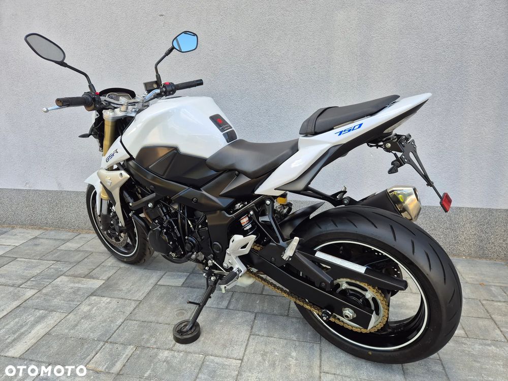 Suzuki GSR - 10
