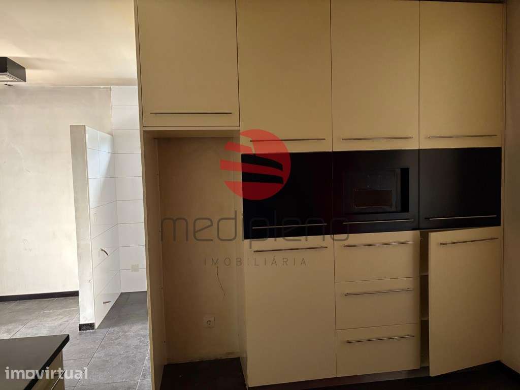 MORADIA T4 - Grande imagem: 2/26
