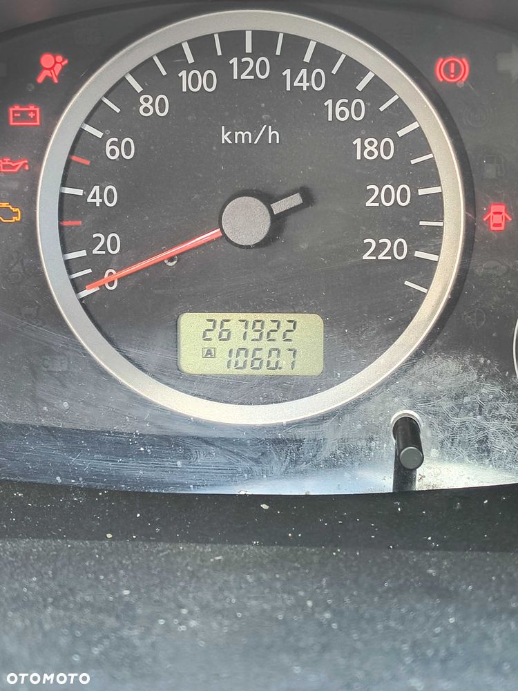 Nissan Almera Tino - 5