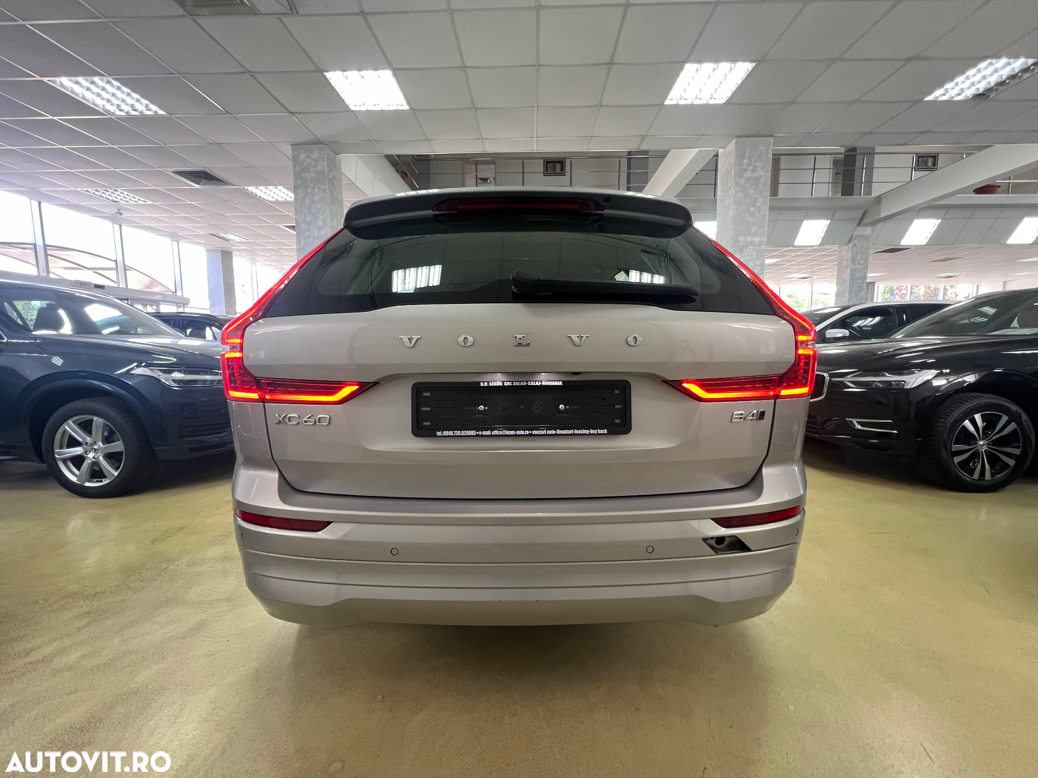 Volvo XC 60 B4 D AWD Geartronic Momentum Pro - 11
